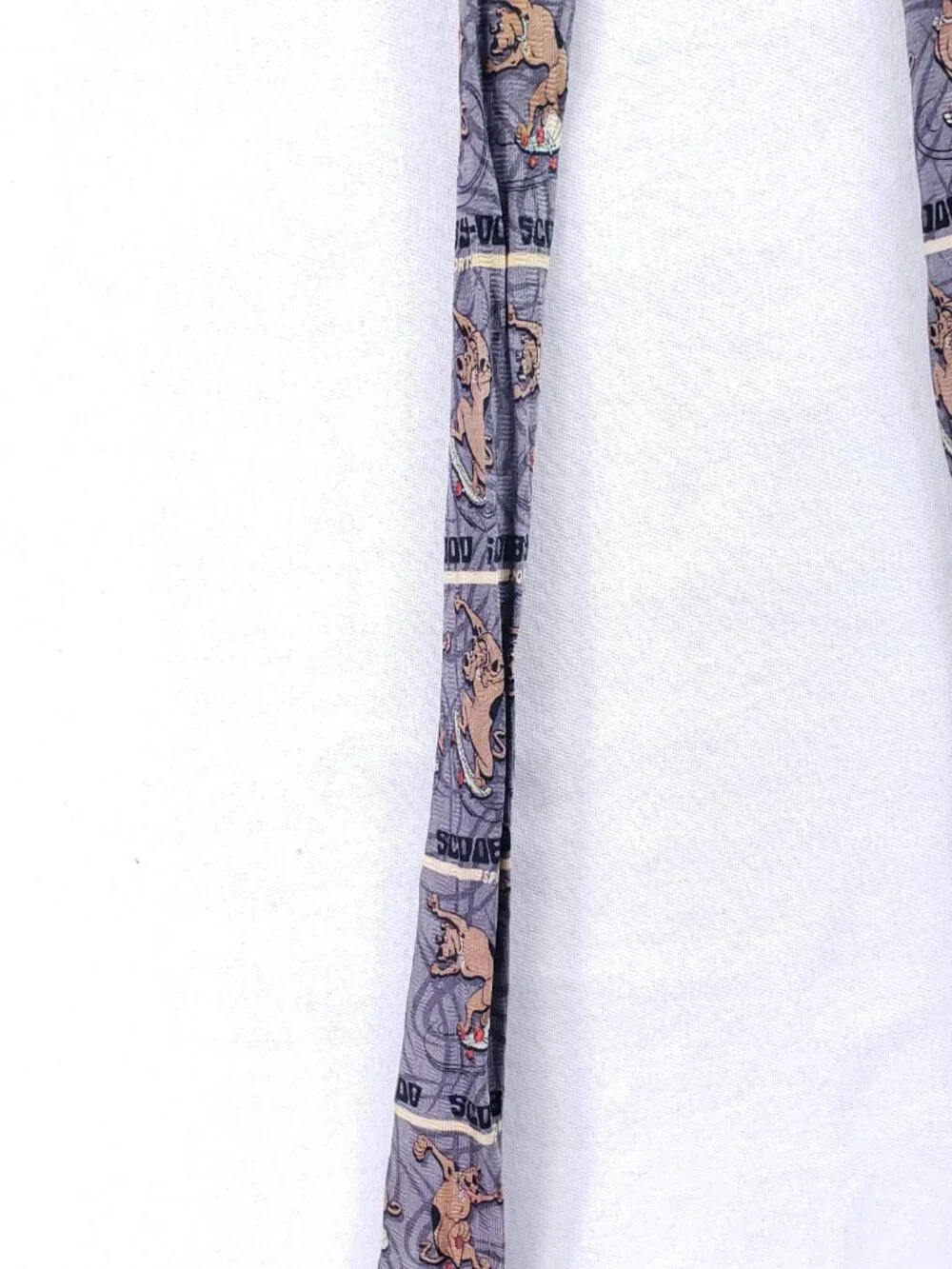 Scooby-Doo Skateboarding Mens Classic Cartoon 100% Silk Tie Fun Gray Funny